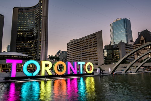 Toronto,City,Hall,And,Toronto,Sign,In,Downtown,At,Twilight,